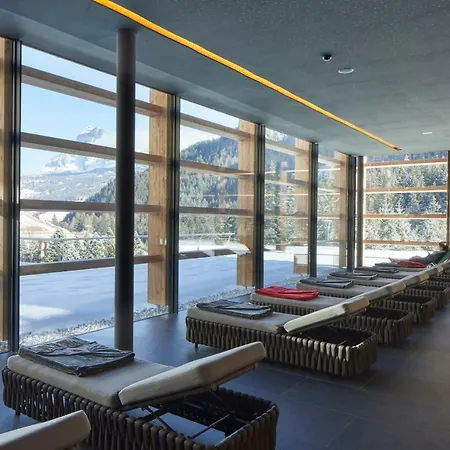 Cristallo - Wellness Mountain Living Hotell 4*